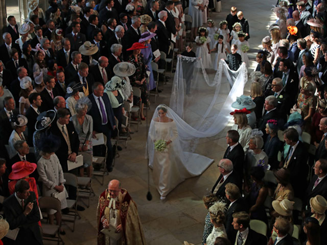 Невеста выбрала для церемонии платье с длинной фатой