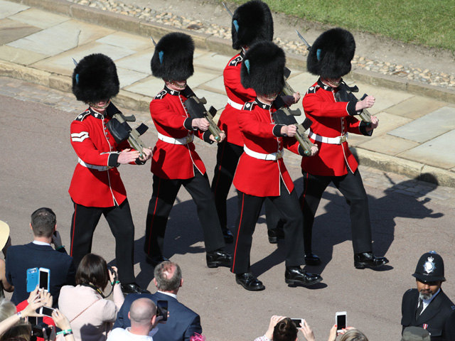 Королевские гвардейцы во время церемонии