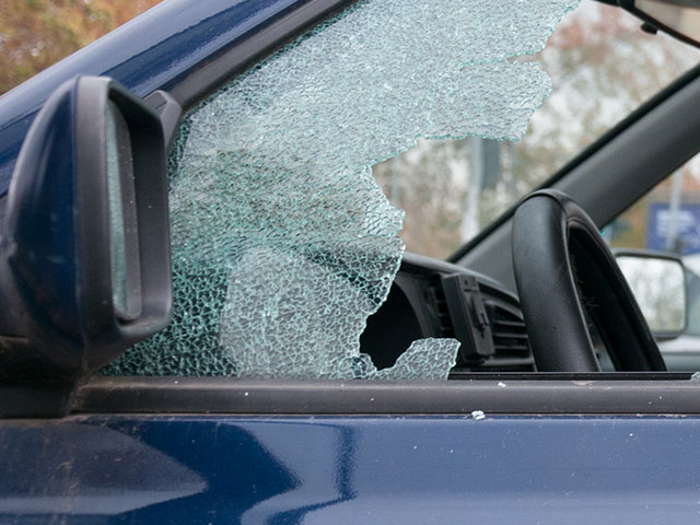 Неизвестные разбили окна автомобилей в Беэр-Шеве  