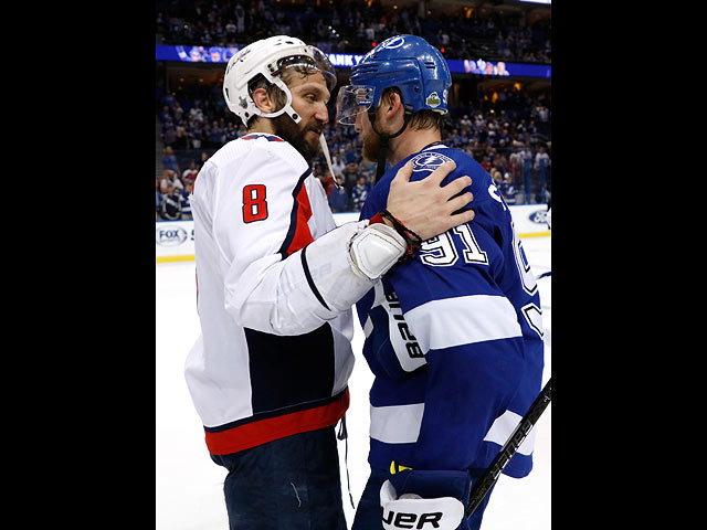 Александр Овечкин и Стивен Стэмкос на матче финальной серии Восточной конференции НХЛ. 23 мая 2018 года