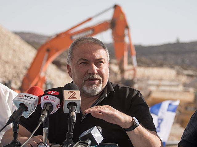 Либерман продвигает строительство тысяч единиц жилья в Иудее и Самарии  
