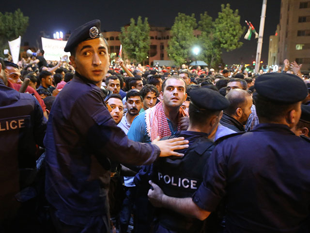 Протесты в Иордании привели к отставке главы правительства