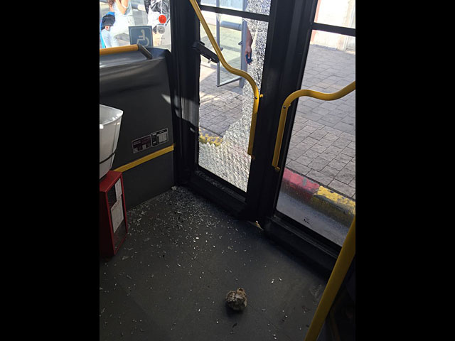 В южном Тель-Авиве камнем, запущенным африканским нелегалом, выбито стекло в автобусе