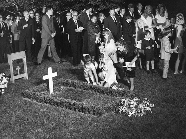 На могиле Роберта Кеннеди в 1969-м
