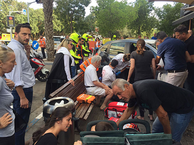 В Тель-Авиве автомобиль выехал на тротуар и врезался в столики уличного кафе