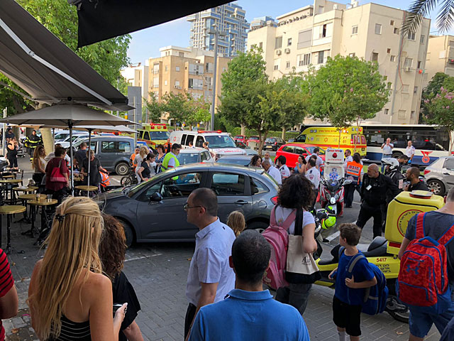 В Тель-Авиве автомобиль выехал на тротуар и врезался в столики уличного кафе