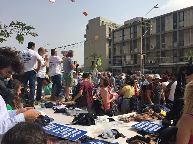 Текстильные предприятия выложили на улицу 20.000 предметов одежды, требуя ввести НДС на покупки в интернете  