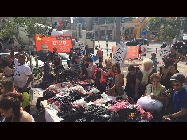 Текстильные предприятия выложили на улицу 20.000 предметов одежды, требуя ввести НДС на покупки в интернете  