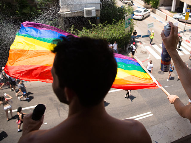 74%  никогда сами не бывали на гей-параде
