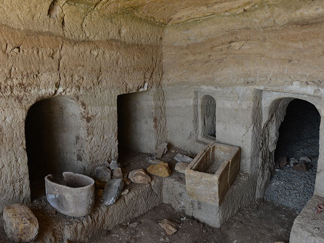 Римское захоронение под ногами: строители заставили мэрию Тверии изменить планы   