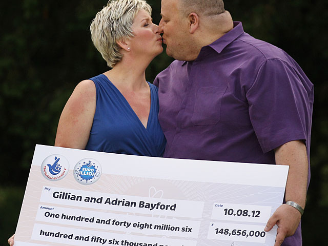 Эдриен и его супруга Джиллиан в 2012 году сорвали самый крупный джекпот в истории EuroMillions, превратившись в одночасье в мультимиллионеров