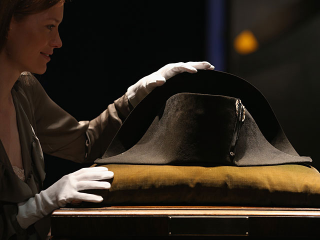 В годовщину Ватерлоо будет продана на аукционе треуголка Наполеона 