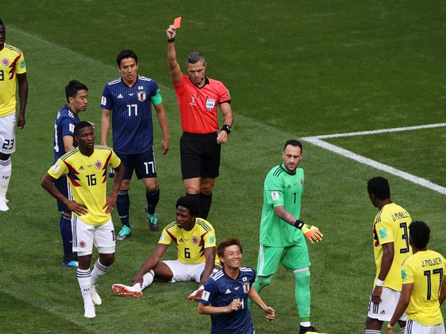 Скандальное начало, удаление и пенальти: японцы ведут в матче с Колумбией