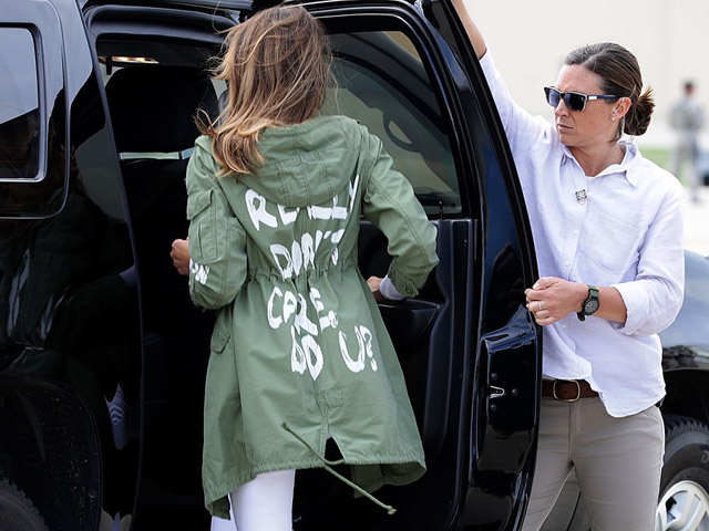 Надпись на куртке "Меня это не трогает". Мелания Трамп посетила центры для детей мигрантов