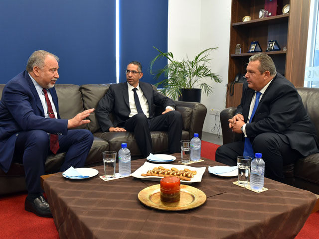 Либерман с министрами обороны Греции и Кипра, Паносом Камменосом и Саввасом Ангелидисом 