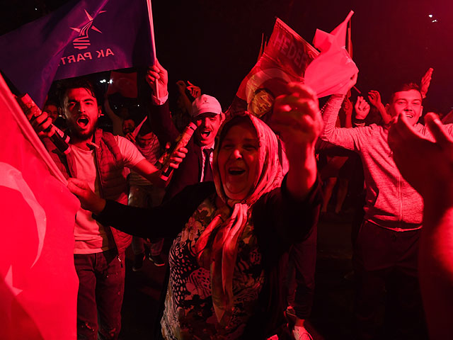Сторонники Эрдогана празднуют победу в Турции