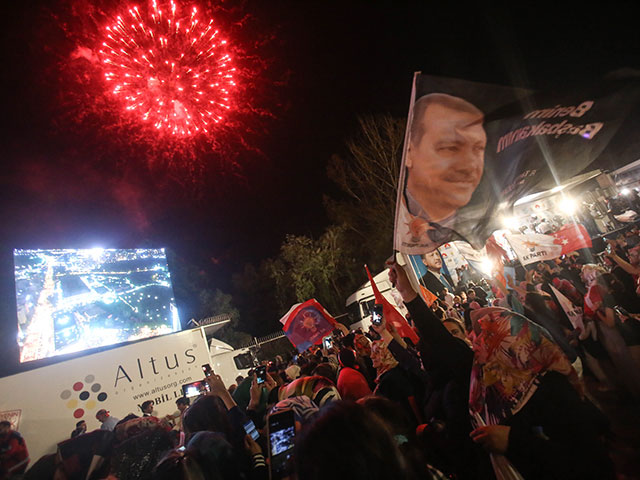 Сторонники Эрдогана празднуют победу в Турции