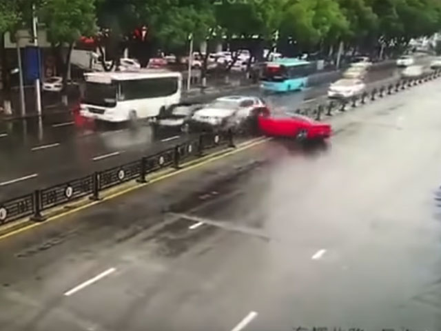 Китаянка разбила арендованный Ferrari почти сразу после выезда из автосалона  