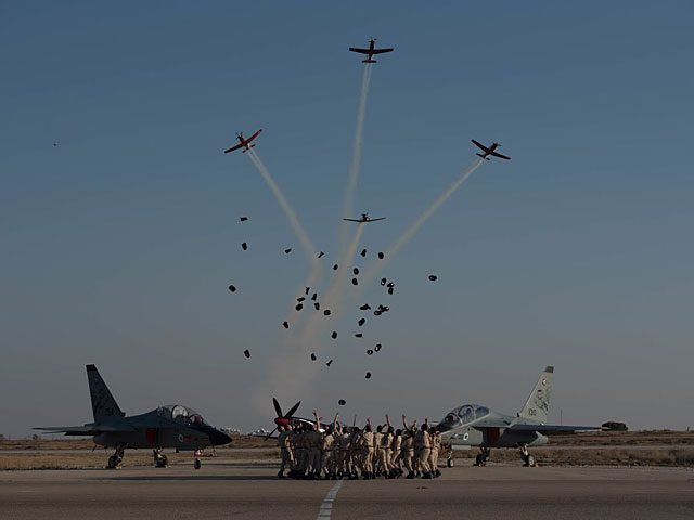 На авиабазе Хацерим "крылышки" получили выпускники 176-го выпуска курса пилотов ВВС