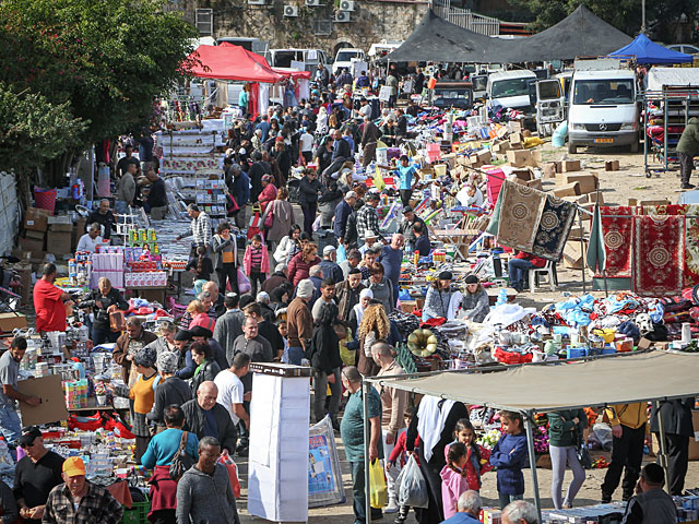 Евреи и арабы на рынке в Рамле