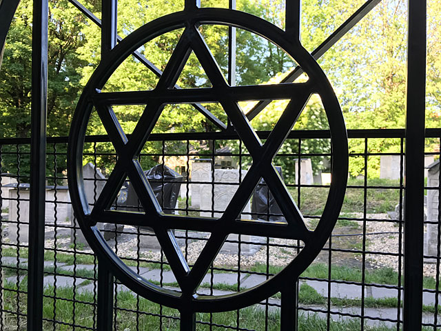 Добровольцы  спасают  еврейские надгробия, которые были обнаружены во Львове