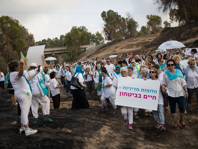 "Высаживать надежду": около границы с Газой прошла акция "Женщин за мир". 28 июня 2018 года