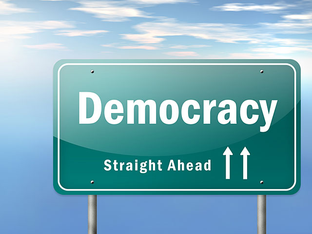 Опрос: население свободных стран все меньше верит в демократию 