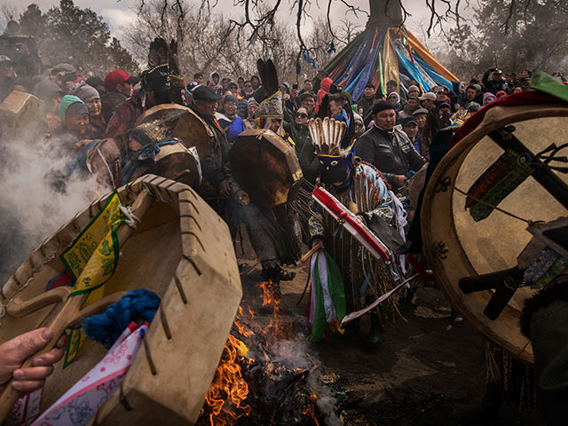 Обращение к древним духам: огненный ритуал в Монголии