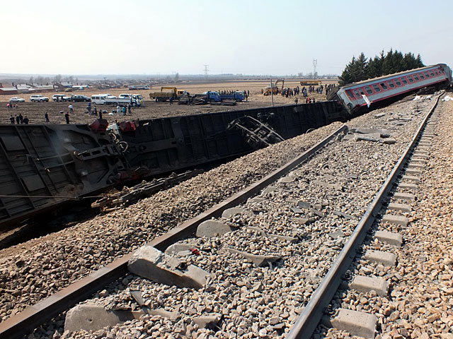В результате железнодорожной катастрофы в Турции погибли 10 человек, ранены более 70