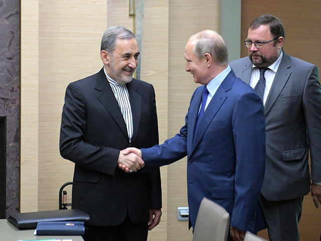 Али Акбар Велайяти и Владимир Путин в Москве. 12 июля 2018 года
