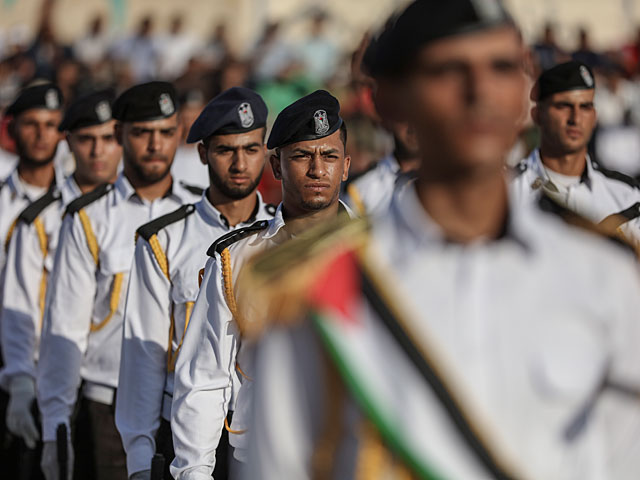 "Шоу" выпускников полицейской академии сектора Газы