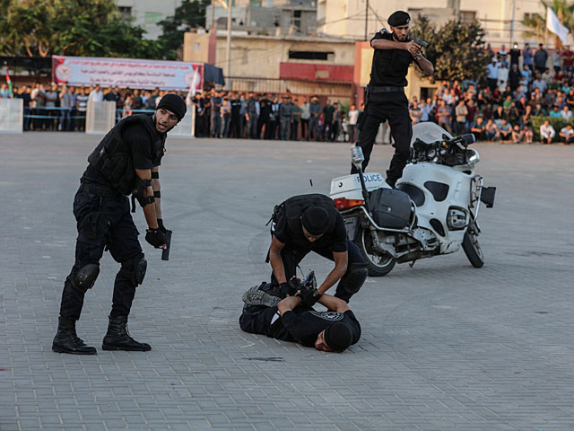 "Шоу" выпускников полицейской академии сектора Газы