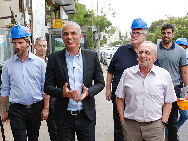 Моше Кахлон и руководство компании "Амигур" на строительстве комплекса социального жилья для пожилых людей в Тель-Авиве