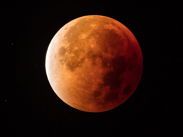 В пятницу ожидается лунное затмение: израильтяне увидят "кровавую Луну" и "противостояние Марса"   
