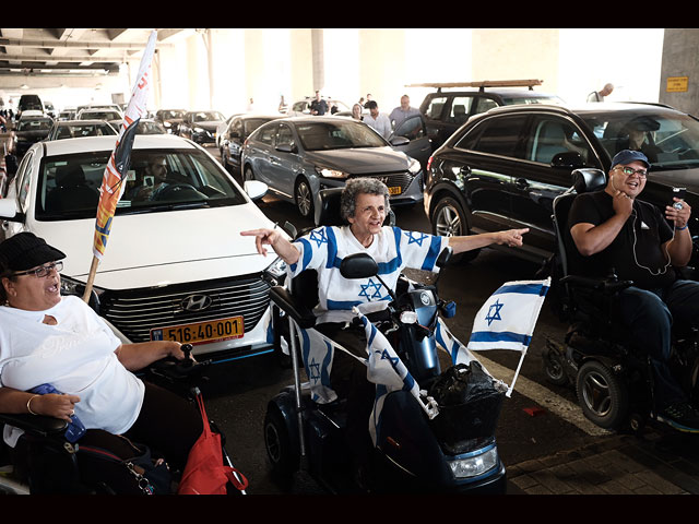 Инвалиды-"пантеры" проводят акцию протеста в аэропорту Бен-Гурион