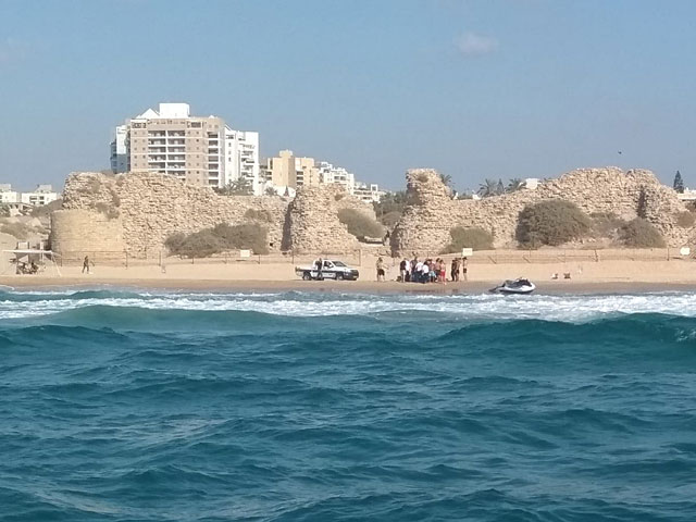 На пляже Мецуда в Ашдоде погиб мужчина, бросившийся спасать тонувшую девушку