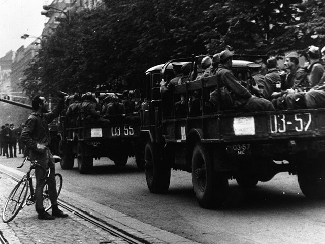 Войска гдр в чехословакии. Солдаты ГДР В Чехословакии в 1968. Военные Грузовики Варшавского договора. Миротворческие организации в Чехословакии. Украина фото 1968.