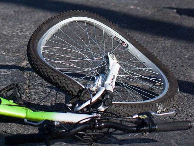 В Тель-Авиве автомобиль сбил велосипедиста. Пострадавший в тяжелом состоянии