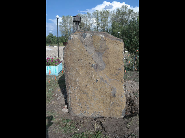 Камень, на котором будет написано "Учреждение, положившее начало экономическому развитию поселка Нижняя Пойма"  