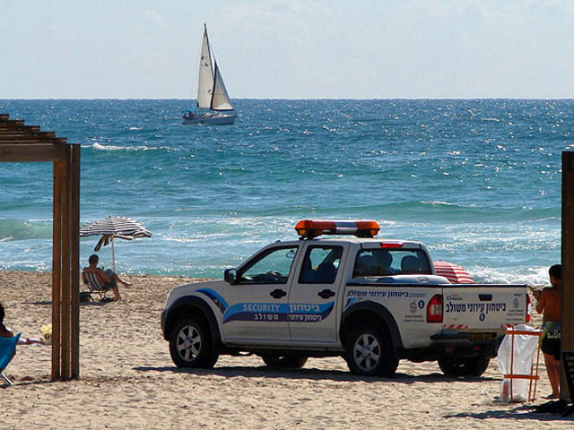 На пляже "Геула" в Тель-Авиве тонул мужчина: состояние спасенного критическое