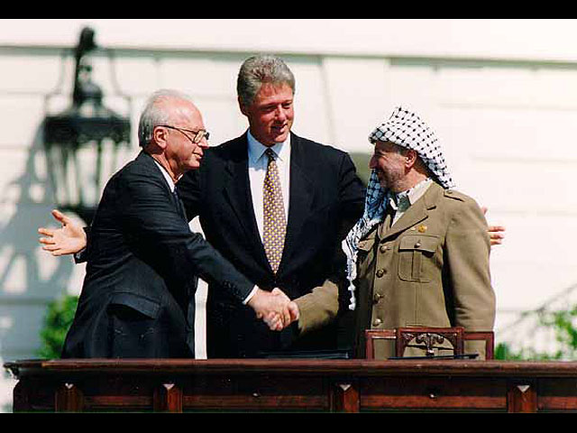 Билл Клинтон, Ицхак Рабин, Ясир Арафат в Белом доме в 1993-м
