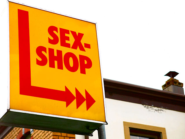 В Липецке мать и сын избили продавщицу секс-шопа