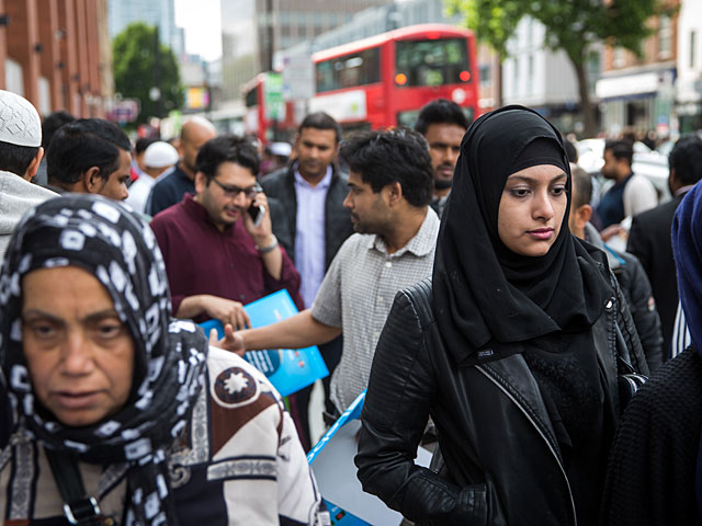 На северо-западе Лондона, возле мечети, неизвестный совершил наезд на группу людей