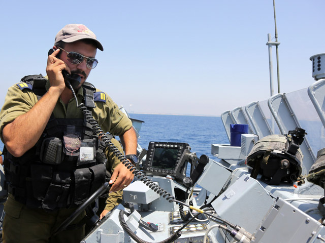 "Заман аль-Уасал" со ссылкой на военные источники сообщает, что три корабля израильских военно-морских сил находились в территориальных водах Сирии, помогая российским военным в поисках фрагментов разбившегося самолета-разведчика Ил-20