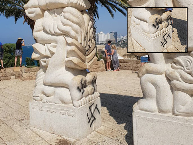 В Яффо неизвестный вандал обезобразил свастиками скульптуру "Врата веры"