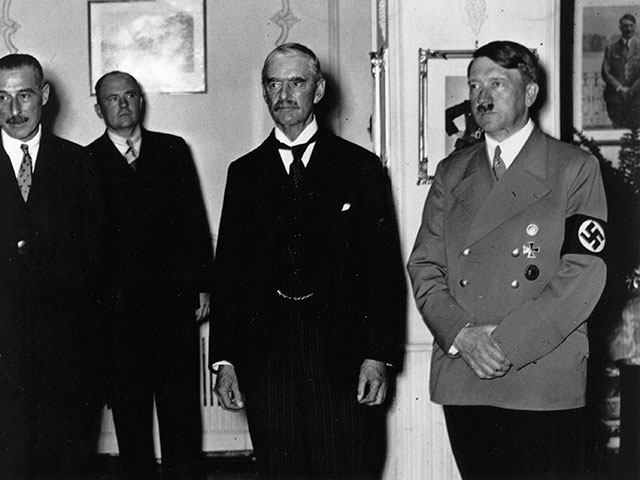 Невилл Чемберлен и Адольф Гитлер в Мюнхене в 1938 году