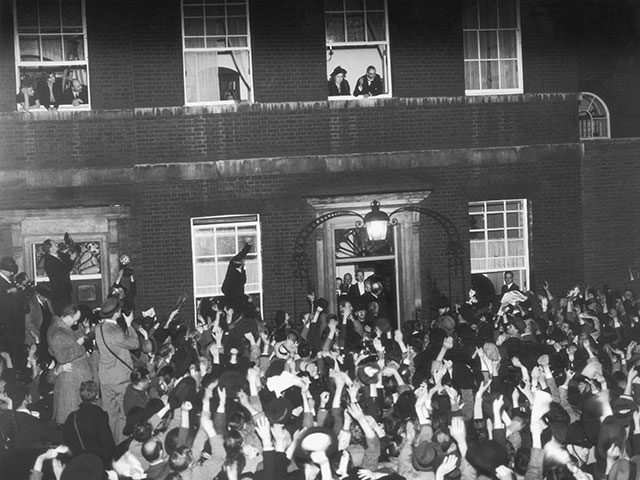 Невилл Чемберлен после возвращения из Мюнхена в окне на Даунинг-стрит 10, сентябрь 1938 года