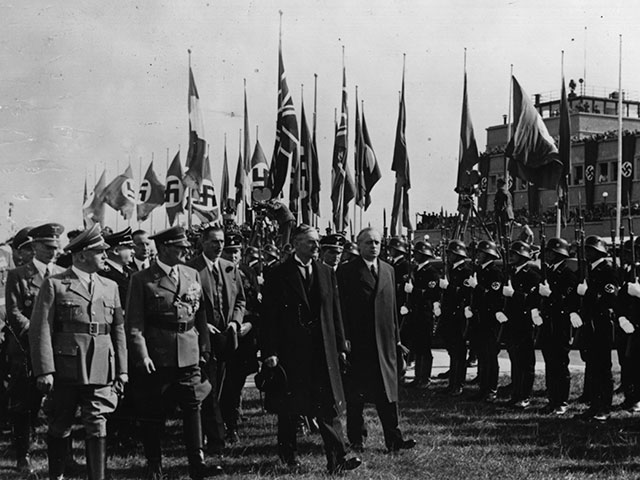 Невилл Чемберлен и Адольф Гитлер в Мюнхене в 1938 году