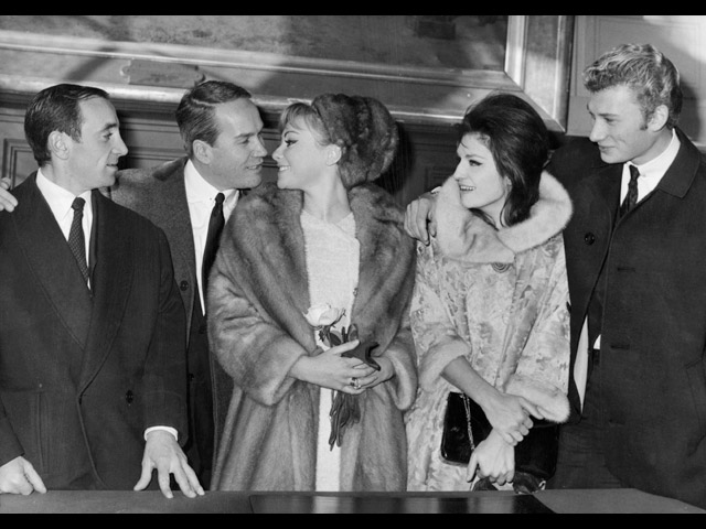 1963. Шарль Азнавур (слева) на свадьбе актрисы Жизель Сандре и сценариста Ричарда Балдуччи