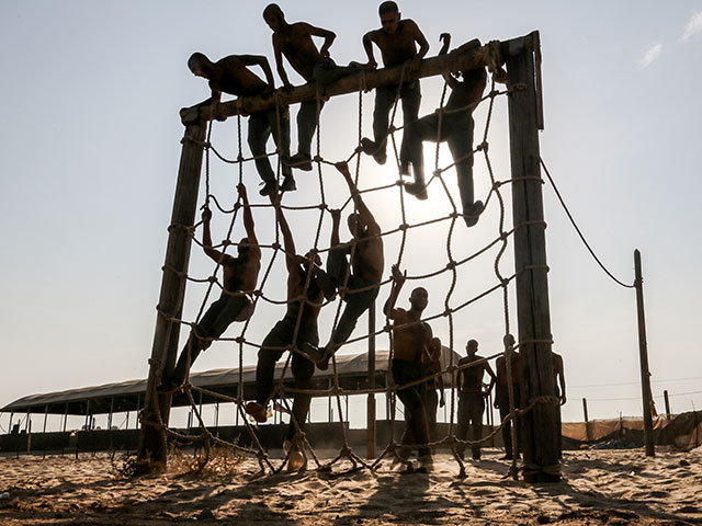 Тренировка курсантов полицейской академии сектора Газы
